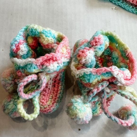 Vintage Crochet Rainbow Bonnet & Booties‎ 6-12 Mos - Picture 7 of 10
